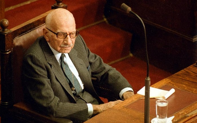  Speaking English Using Greek: The Historic Speech to World Bankers